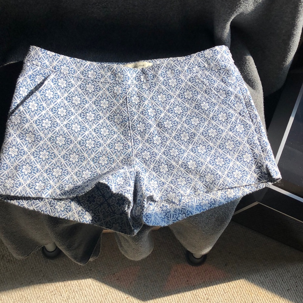 The A&F Hi-Rise Short-Shorts Sz 6/28